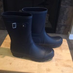 Short polar navy blue rain boots.